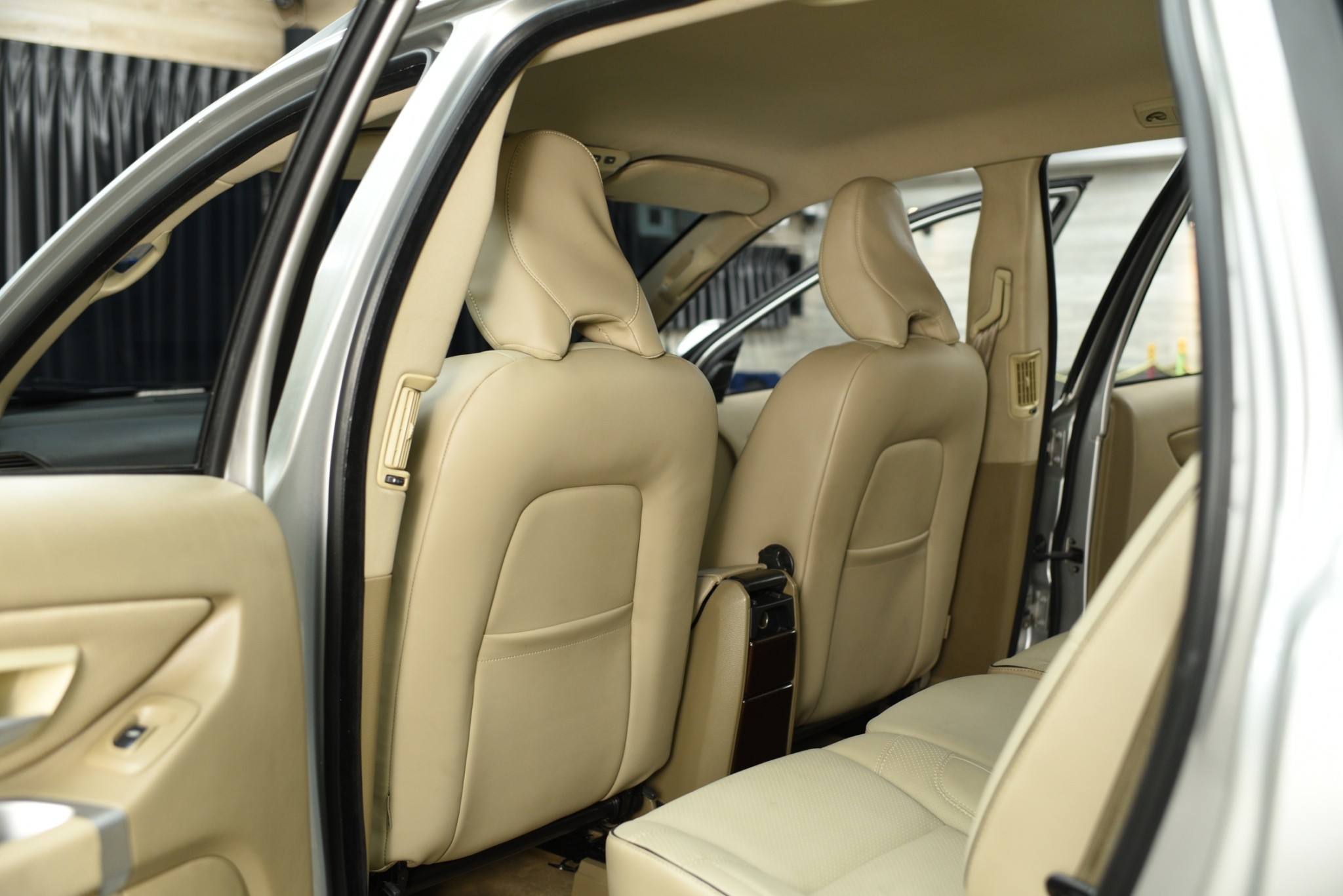 VOLVO XC90 D5 R-DESIGN 4WD | SUV หรูจากสวีเดน คันเดียวที่ตอบโจทย์ครอบครัวสายพรีเมียม ดีไซน์สปอร์ต