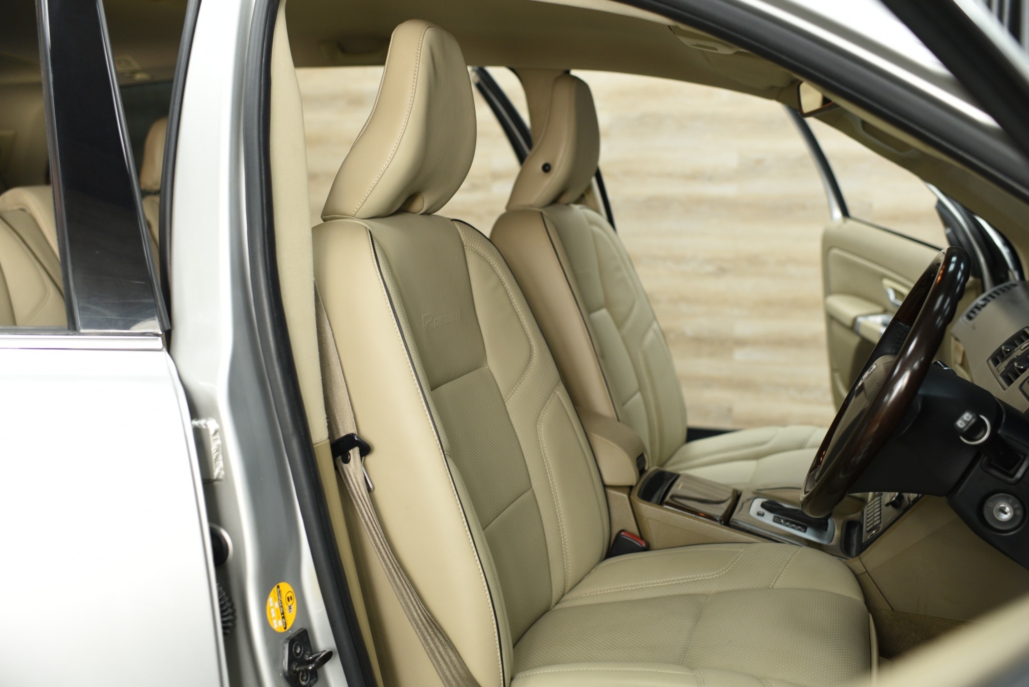 VOLVO XC90 D5 R-DESIGN 4WD | SUV หรูจากสวีเดน คันเดียวที่ตอบโจทย์ครอบครัวสายพรีเมียม ดีไซน์สปอร์ต