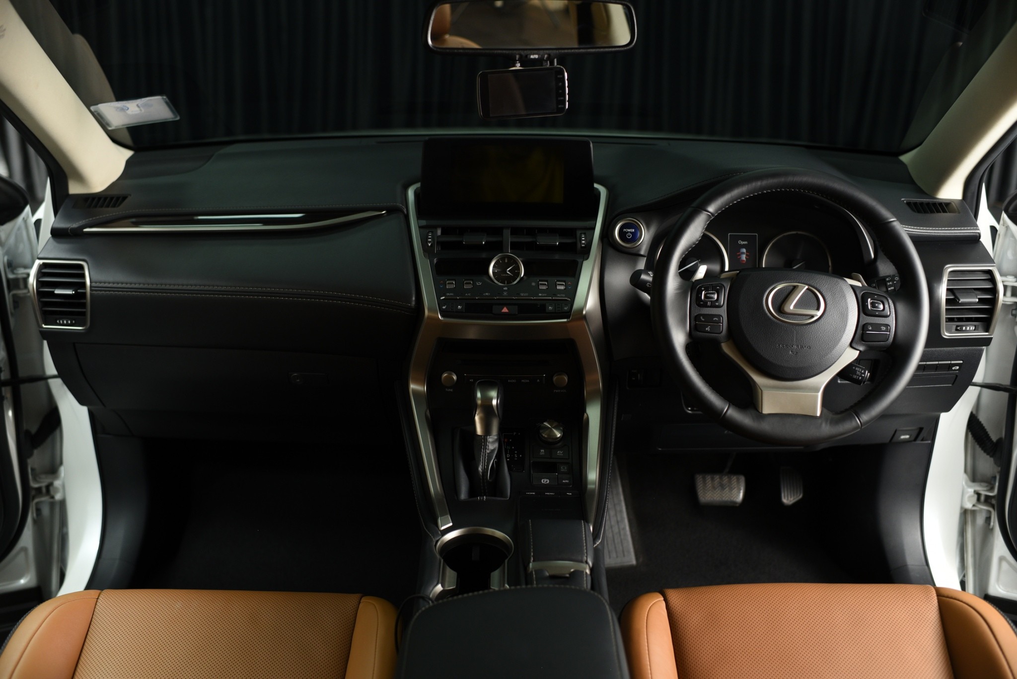 Lexus NX300H grand luxury
