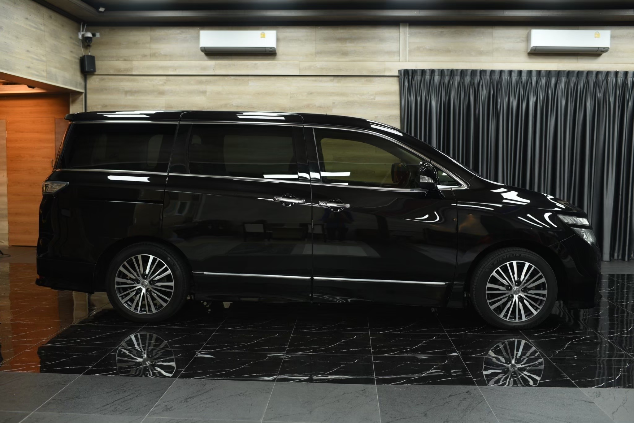 Nissan Elgrand 2.5 Highway Star