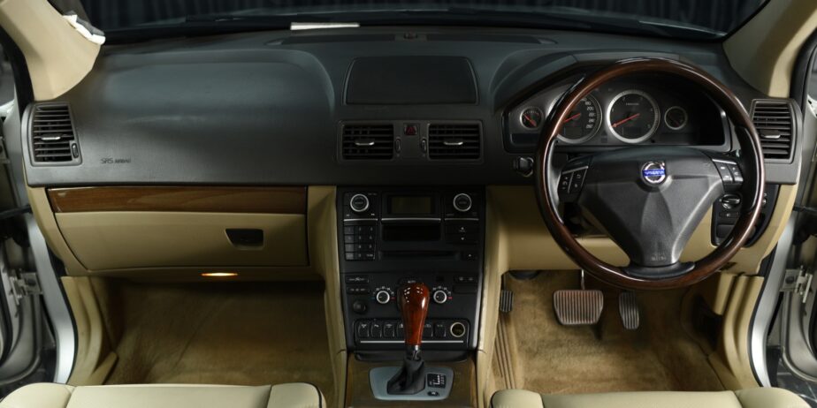 VOLVO XC90 D5 R-DESIGN 4WD | SUV หรูจากสวีเดน คันเดียวที่ตอบโจทย์ครอบครัวสายพรีเมียม ดีไซน์สปอร์ต
