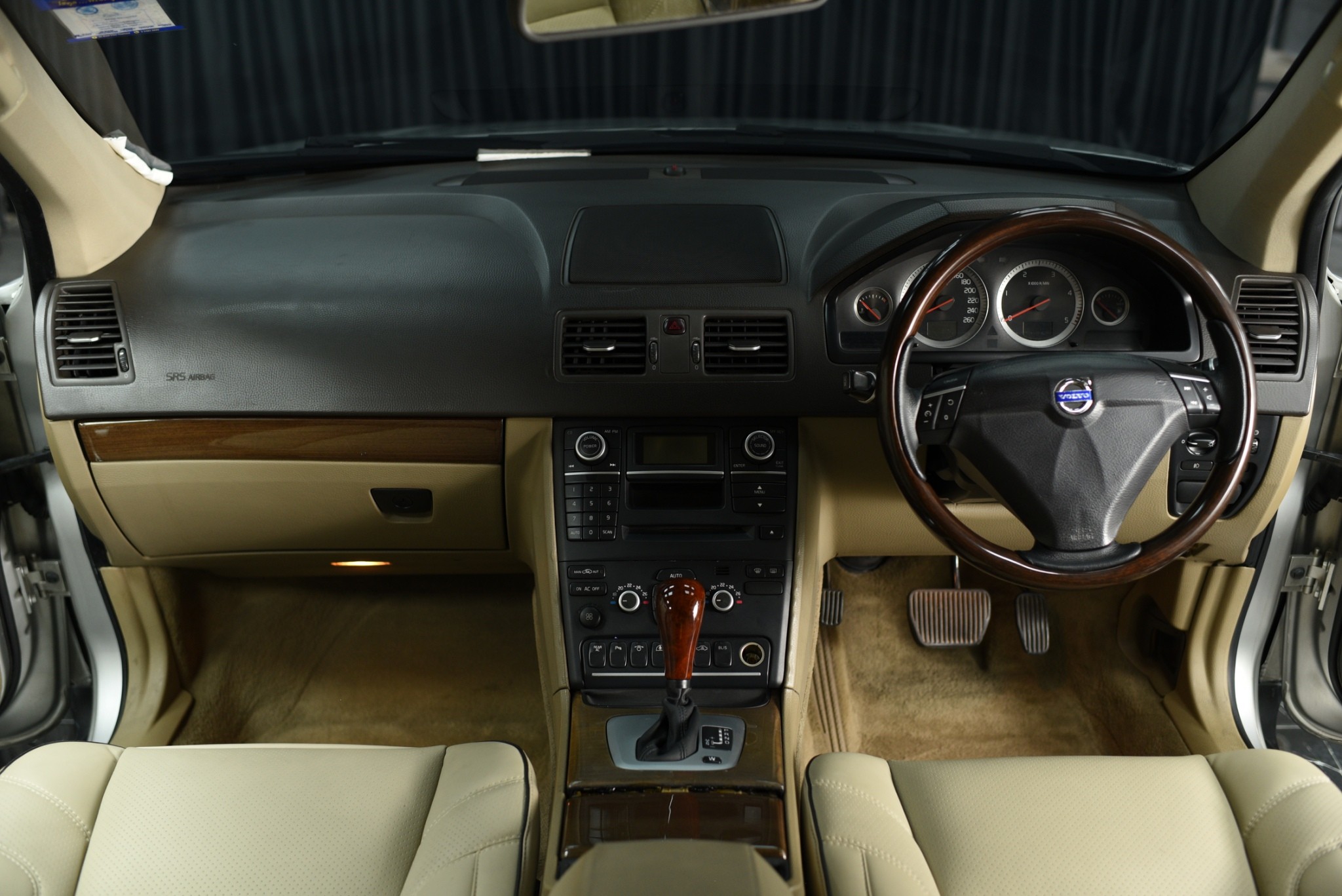 VOLVO XC90 D5 R-DESIGN 4WD | SUV หรูจากสวีเดน คันเดียวที่ตอบโจทย์ครอบครัวสายพรีเมียม ดีไซน์สปอร์ต