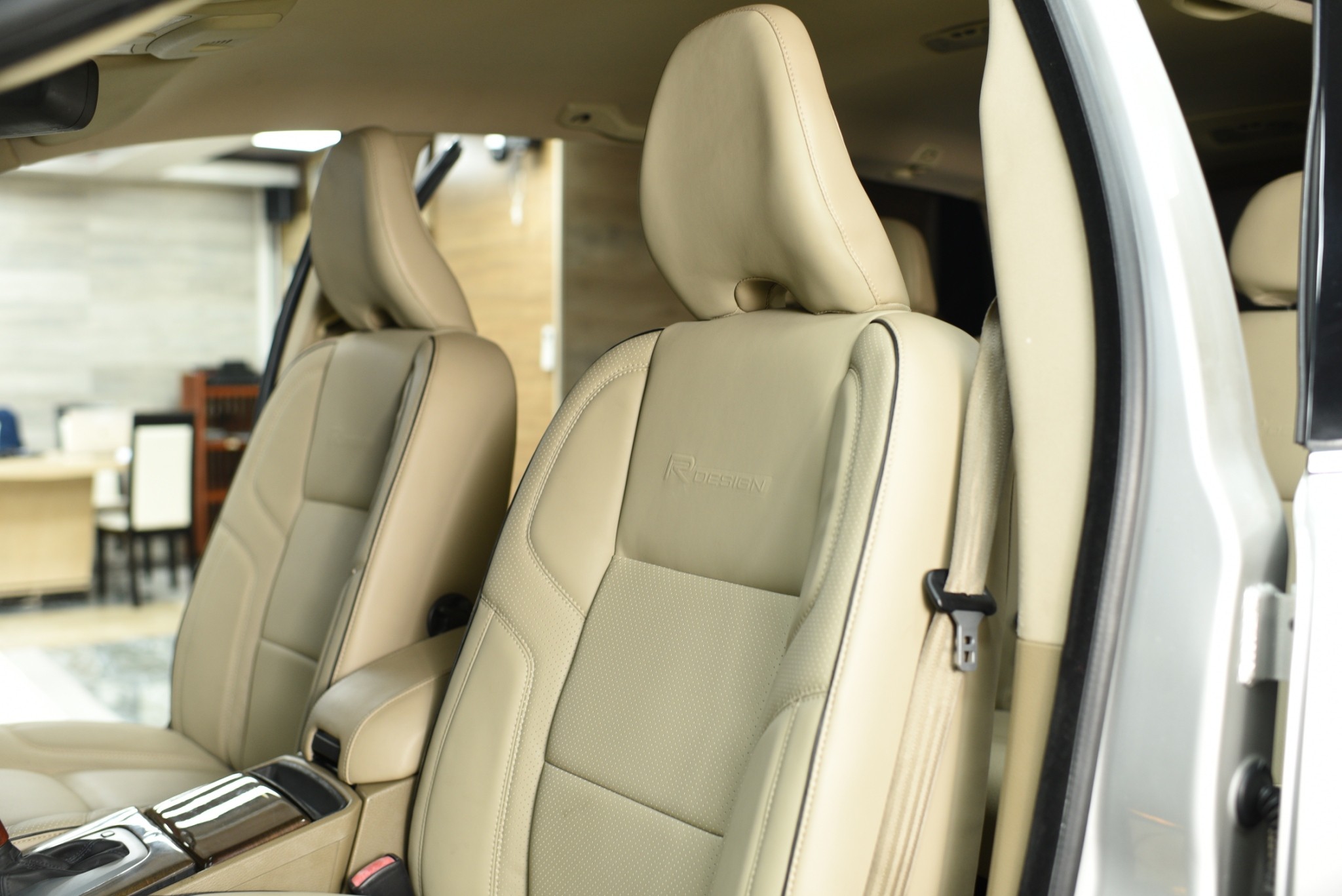 VOLVO XC90 D5 R-DESIGN 4WD | SUV หรูจากสวีเดน คันเดียวที่ตอบโจทย์ครอบครัวสายพรีเมียม ดีไซน์สปอร์ต