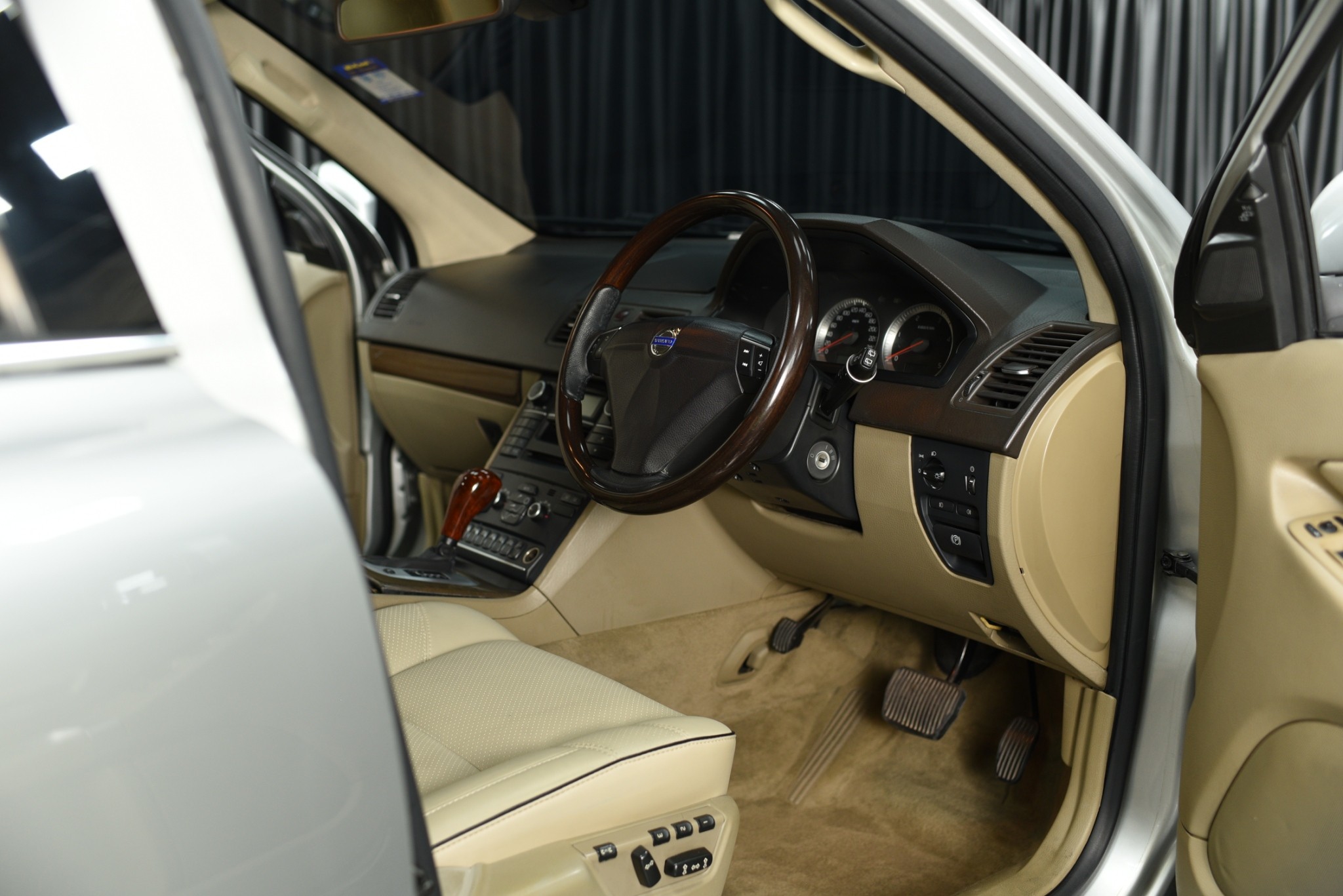 VOLVO XC90 D5 R-DESIGN 4WD | SUV หรูจากสวีเดน คันเดียวที่ตอบโจทย์ครอบครัวสายพรีเมียม ดีไซน์สปอร์ต