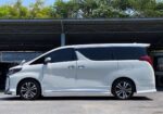 Toyota Alphard 2.5 SC Package ปี 2023 มือสอง วิ่งน้อย สภาพป้ายแดง ไมล์แท้เพียง 55,xxx กม.