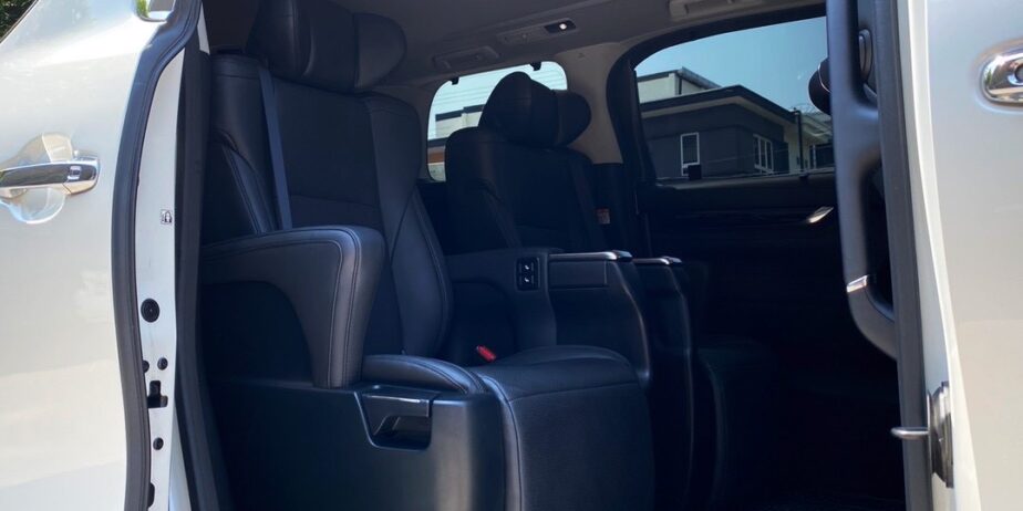 Toyota Alphard 2.5 SC Package ปี 2023 มือสอง วิ่งน้อย สภาพป้ายแดง ไมล์แท้เพียง 55,xxx กม.