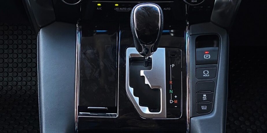 Toyota Alphard 2.5 SC Package ปี 2023 มือสอง วิ่งน้อย สภาพป้ายแดง ไมล์แท้เพียง 55,xxx กม.