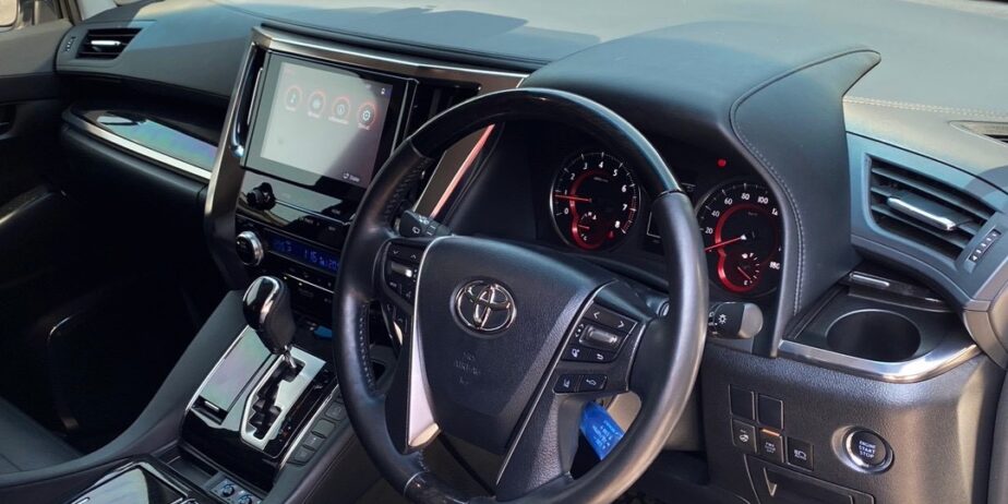 Toyota Alphard 2.5 SC Package ปี 2023 มือสอง วิ่งน้อย สภาพป้ายแดง ไมล์แท้เพียง 55,xxx กม.