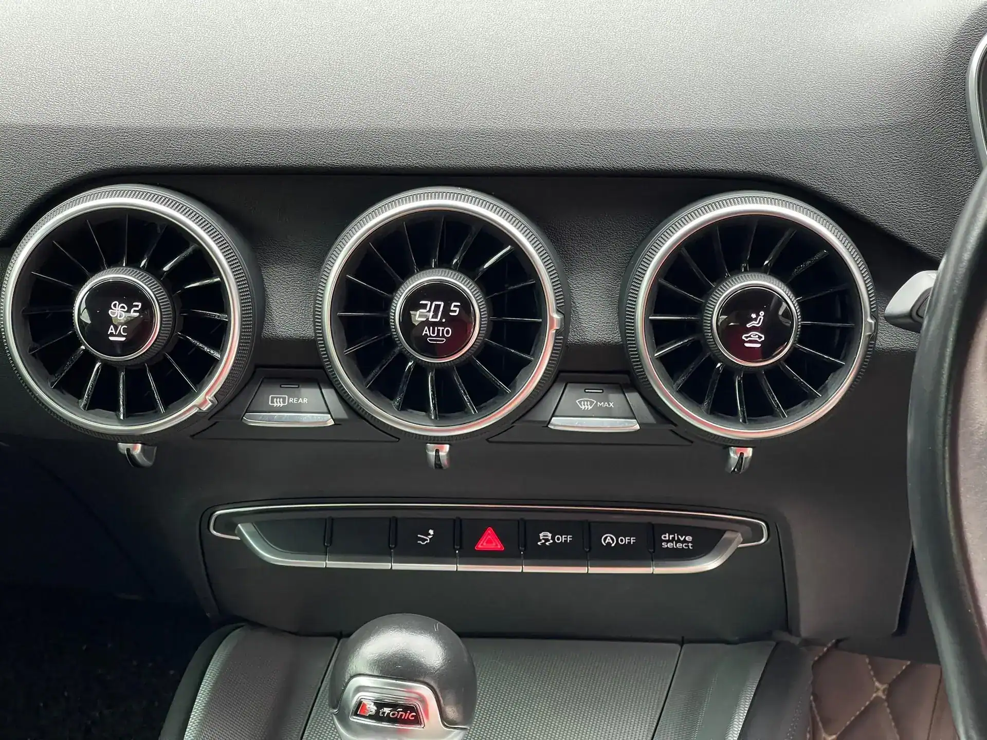 Audi TT 2.0 TFSI Quattro ปี 2016 รถสปอร์ตขับเคลื่อน 4 ล้อ สภาพสวย เลขไมล์น้อย